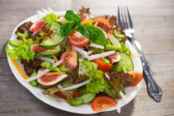 Frischer Salat auf dem Teller — Stockfoto