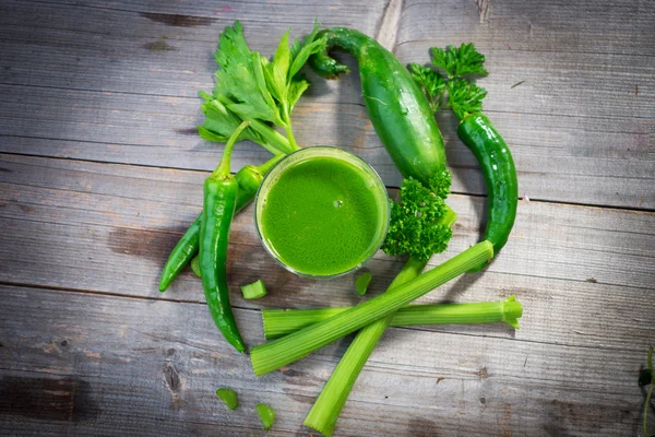 Friskt grön juice — Stockfoto