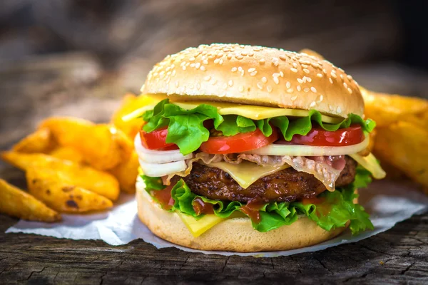 Hamburger et frites — Photo