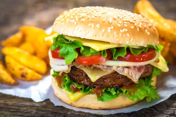 Burger και τηγανητές πατάτες — Φωτογραφία Αρχείου