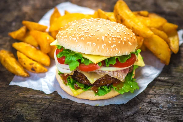 Burger και τηγανητές πατάτες — Φωτογραφία Αρχείου