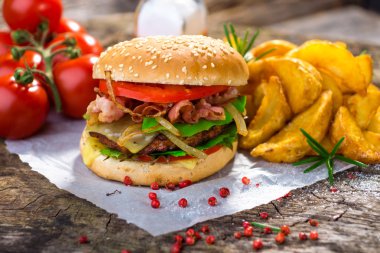 Hamburger ve patates kızartması.