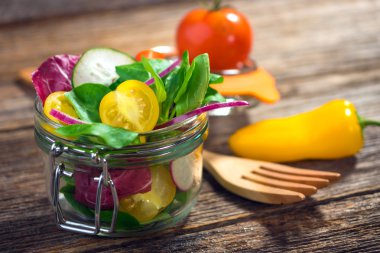 Taze lezzetli sebze salatası