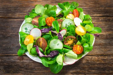 Taze lezzetli sebze salatası