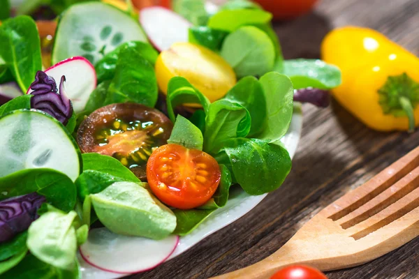 Salade de légumes frais savoureux — Photo