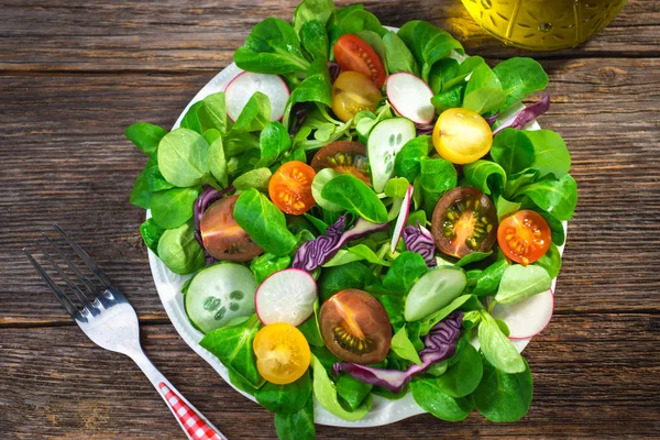 Salade de légumes frais savoureux — Photo