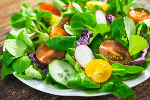 Verse smakelijke plantaardige salade — Stockfoto