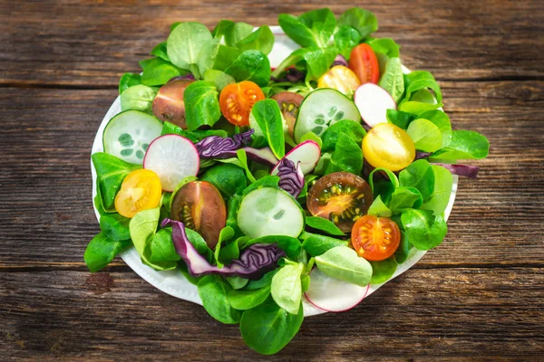 Ensalada de verduras frescas sabrosas — Foto de Stock