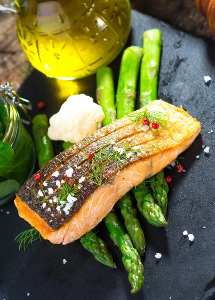 Salmon panggang dengan asparagus — Stok Foto