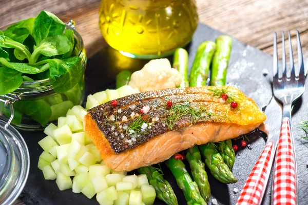 Geroosterde zalm met asperges — Stockfoto