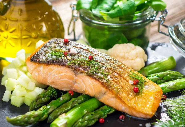 Roasted salmon with asparagus — Stock Photo, Image