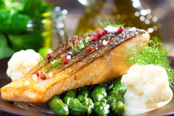 Roasted salmon with asparagus — Stock Photo, Image