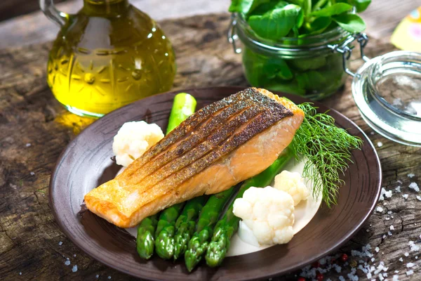 Geroosterde zalm met asperges — Stockfoto