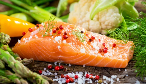 Fresh salmon fillet with vegetables — Stock Photo, Image