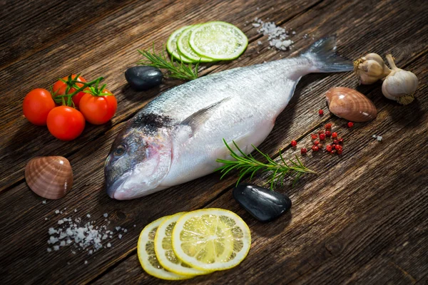 Färska dorado med aromatiska ingredienser — Stockfoto