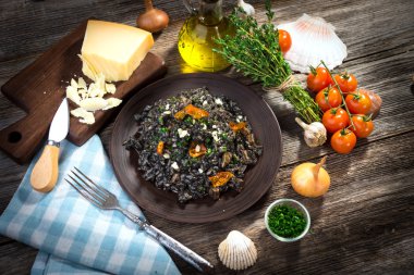 Siyah Risotto ve malzemeler