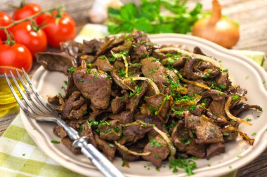 Soğanlı ızgara karaciğer