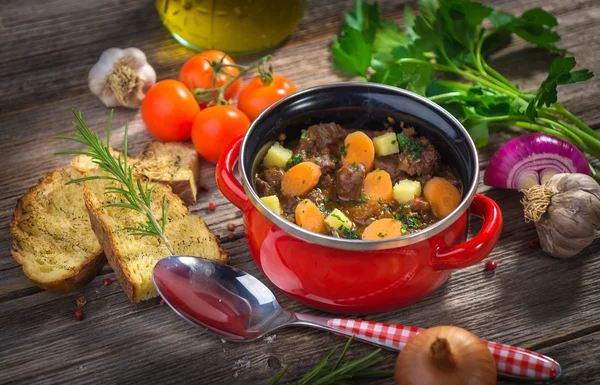 Guisado de carne na panela — Fotografia de Stock