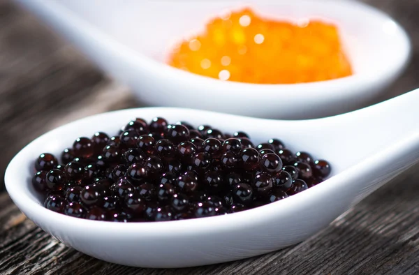 Caviar en dos cucharas —  Fotos de Stock