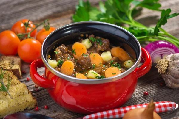 Guisado de carne na panela — Fotografia de Stock