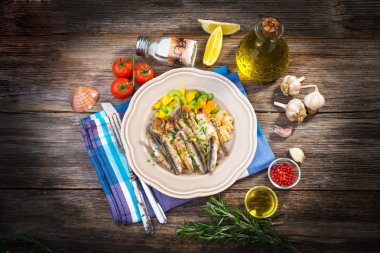 Plaka üzerinde ızgara hamsi