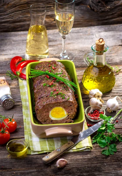 Gehaktbrood met gekookte eieren — Stockfoto