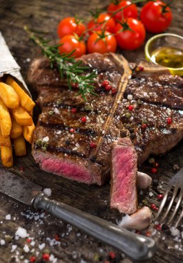 T-Bone biftek ve patates kızartması