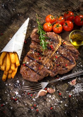 T-Bone biftek ve patates kızartması