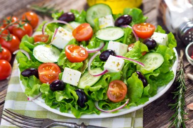 Beyaz peynirli Yunan sebze salatası