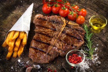 T-Bone biftek ve patates kızartması