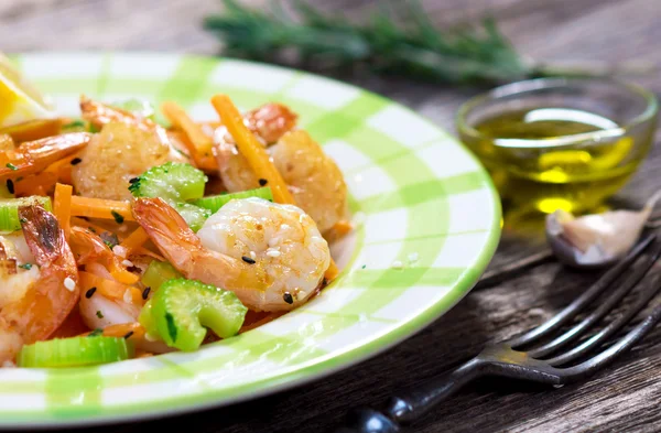 Shrimps with vegetables close up — Stock Photo, Image