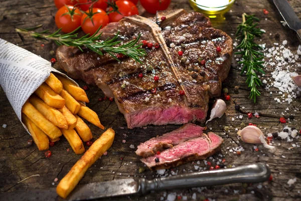 T-Bone Steak en Franse frietjes — Stockfoto