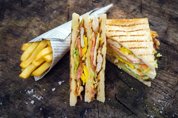 Club-Sandwich und Pommes — Stockfoto