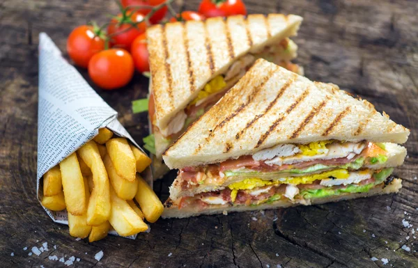 Sándwich de club y papas fritas — Foto de Stock