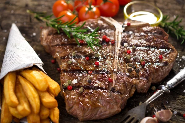 T-Bone Steak und Pommes — Stockfoto