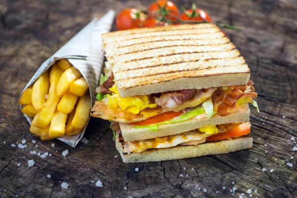 Sándwich de club y papas fritas — Foto de Stock