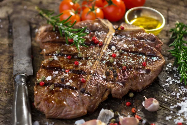 T-Bone biftek ve domates — Stok fotoğraf