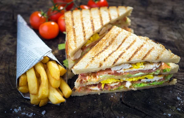 Club-Sandwich und Pommes — Stockfoto