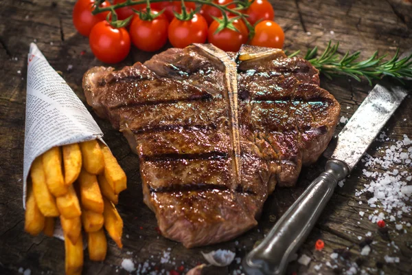 T-Bone biftek ve patates kızartması — Stok fotoğraf