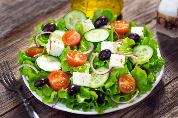 Salad sayuran Yunani dengan keju feta — Stok Foto