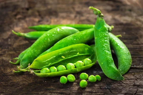 Frische hausgemachte Erbsen — Stockfoto