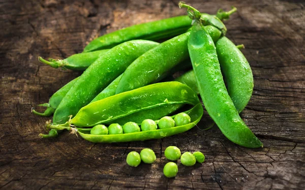 Frische hausgemachte Erbsen — Stockfoto