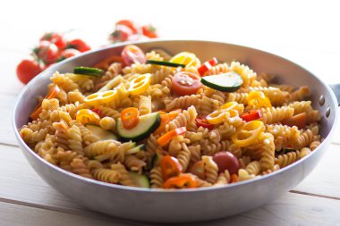 Fesleğen ve sebze ile makarna