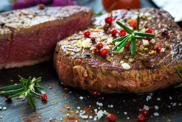 Filé szaftos steak, friss fűszernövények — Stock Fotó