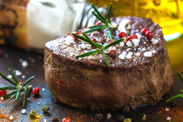 Filé szaftos steak, friss fűszernövények — Stock Fotó