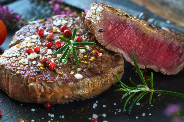 Steak de filet juteux aux herbes fraîches — Photo