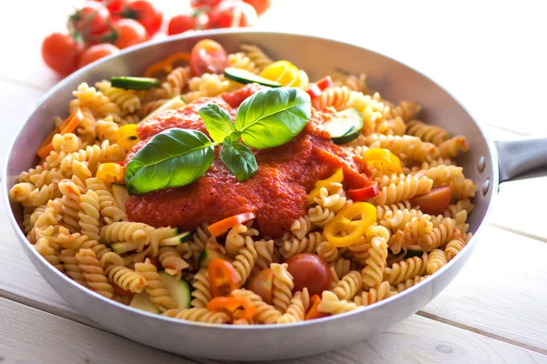 Pasta med basilika och grönsaker — Stockfoto