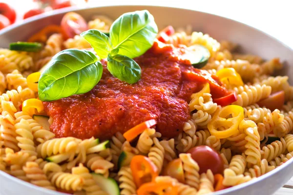 Pasta with basil and vegetables — Stock Photo, Image