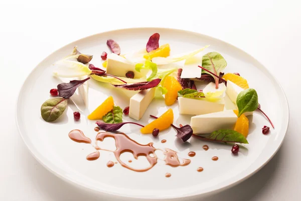 Salada com queijo de cabra e laranja — Fotografia de Stock