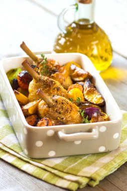 Sebze ve otlar ile pişmiş tavuk budu